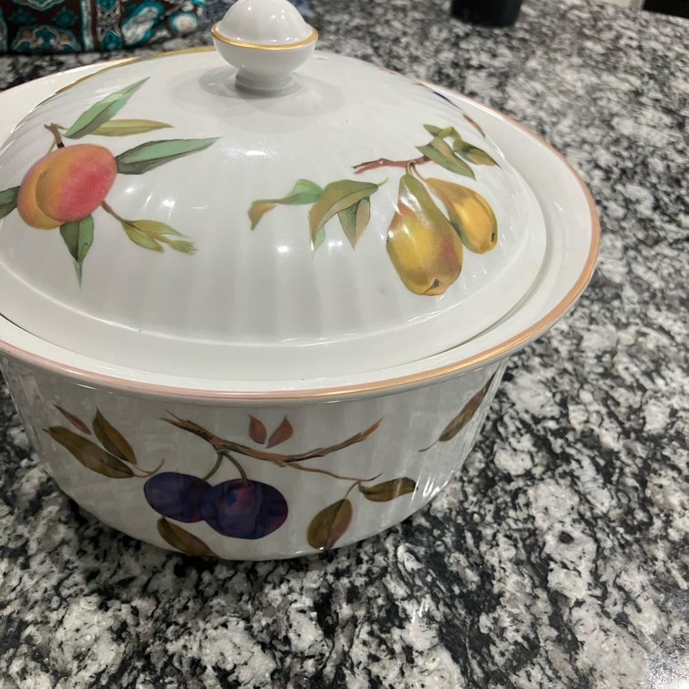 Royal Worcester Evesham Gold 3 Quart Round Covered Casserole $199